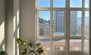 Jendela Lebar Ruang Tamu untuk Pencahayaan Hangat dan Estetik Jendela Lebar Ruang Tamu untuk Pencahayaan Hangat dan Estetik